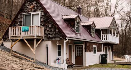 Muskie-Lounge River Retreat! Secluded getaway.