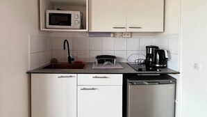 Fridge, microwave, stovetop, electric kettle - Baobab 2 Vacation Rental – Cozy Retreat with Ocean View & Pool, Beach 1.5 km Away (Sainte-Anne)