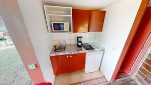 Réfrigérateur, micro-ondes, plaque de cuisson, bouilloire électrique