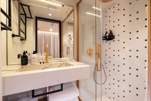 Habitación Premium (Georges) | Baño | Ducha y cabezal de ducha tipo lluvia