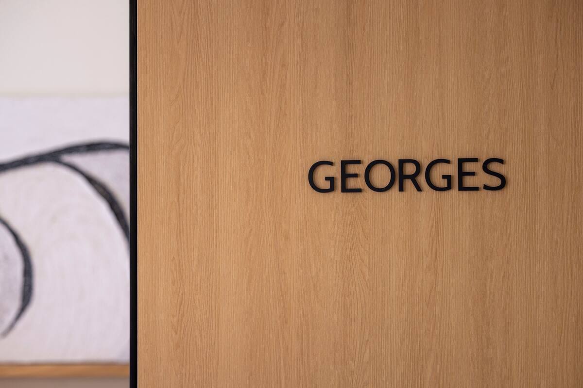 Una puerta de madera con el nombre "GEORGES" en letras negras.