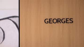 Una puerta de madera con el nombre "GEORGES" en letras negras.
