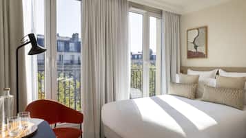 Comfort Room | Hypo-allergenic bedding, pillowtop beds, in-room safe, desk
