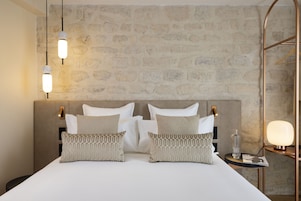 Executive Room | Hypo-allergenic bedding, pillowtop beds, in-room safe, desk