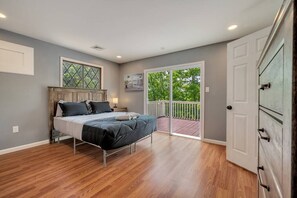 6 bedrooms, iron/ironing board, WiFi, bed sheets