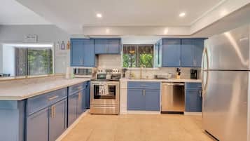 Jääkaappi, mikroaaltouuni, uuni, liesi