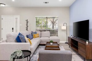 Smart TV, videojuegos, futbolito, mesa de ping pong