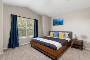 4 habitaciones, escritorio y tabla de planchar con plancha