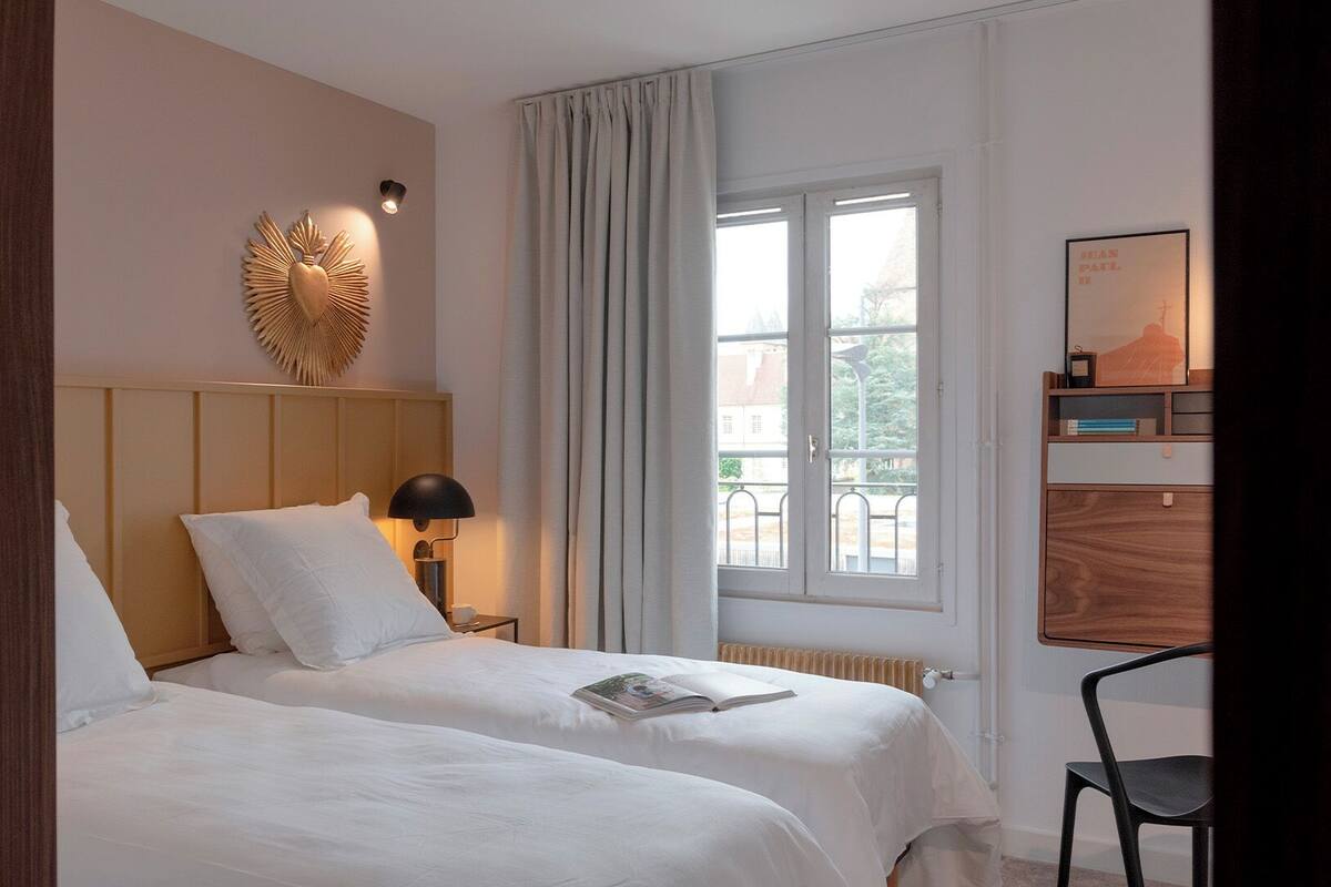 Standard Room, 2 Twin Beds, City View | Premium bedding, desk, WiFi (free), bed sheets