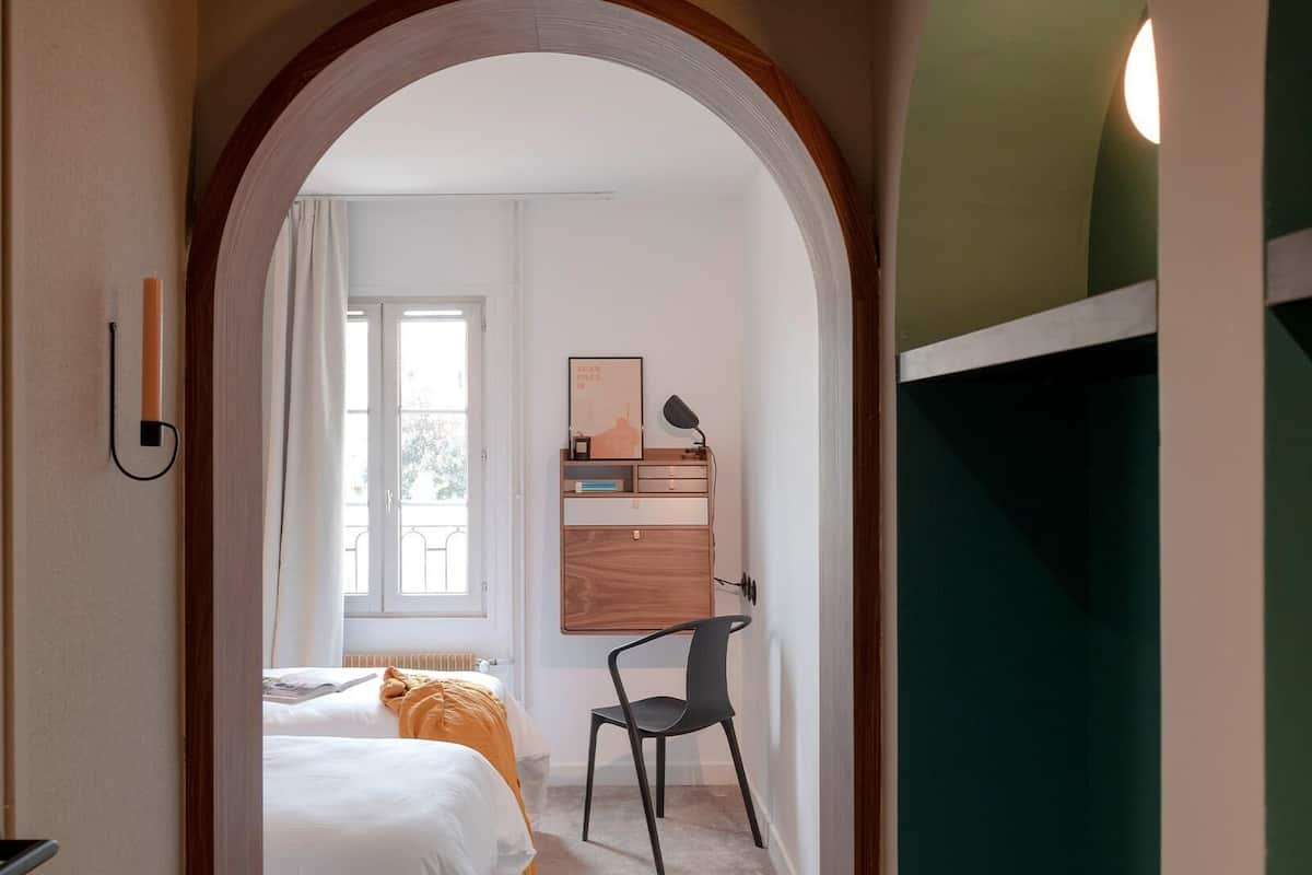 Premium bedding, desk, WiFi (free), bed sheets