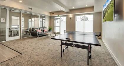 Cozy*Secure*Easy Ski Access*Hot Tub*Gated Parking