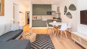 Un apartamento moderno con sala de estar, comedor y cocina.