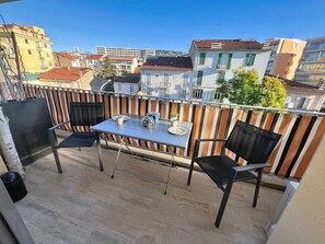 Outdoor dining - Bright and vast studio, terrace, easy parking; Cannes heart of town 1 mn (Cannes)