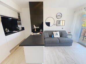TV, ping pong - Bright and vast studio, terrace, easy parking; Cannes heart of town 1 mn (Cannes)