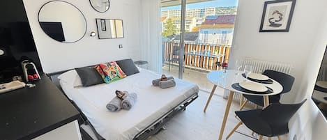 Iron/ironing board, WiFi, bed sheets