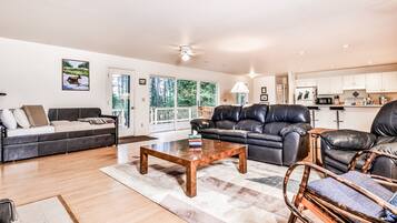 Tv, pejs, dvd-afspiller, bøger