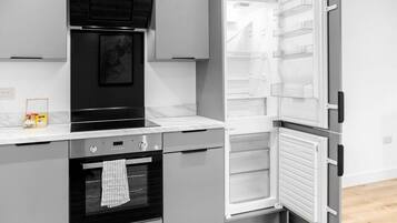 Kühlschrank, Mikrowelle, Ofen, Herdplatte