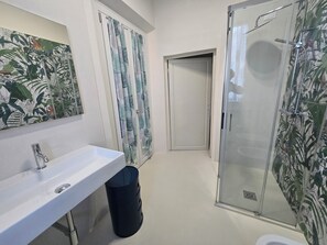 Douche, sèche-cheveux, bidet, serviettes fournies