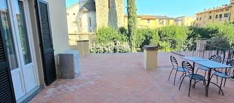 Apartment in nobiliar palace with terrace in center of the city