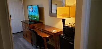 办公桌、笔记本电脑工作区、免费 WiFi、床单