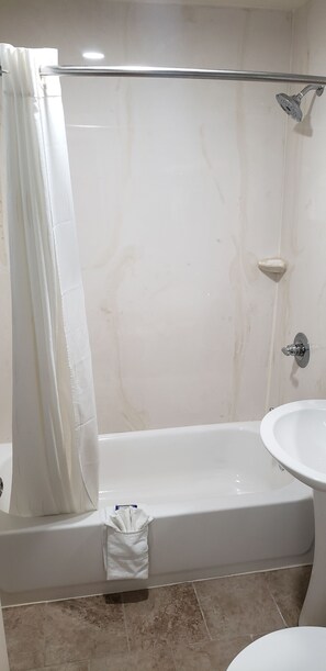 Ensemble baignoire-douche, séchoir à cheveux, serviettes fournies