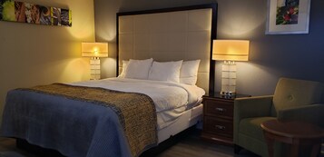 Traditional Single Room, 1 King Bed, Smoking | Desk, laptop workspace, free WiFi, bed sheets