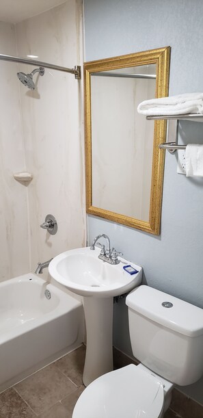 Combined shower/tub, hair dryer, towels