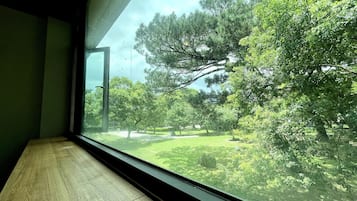 Comfort vierpersoonskamer, uitzicht op de binnenplaats | Terras