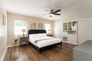 5 quartos, escrivaninha, ferros/tábuas de passar roupa, berço de viagem