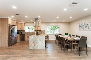 Fridge, microwave, oven, stovetop - Luxury 5 Villa Heated Pool near Beach & Casino (Dania Beach)