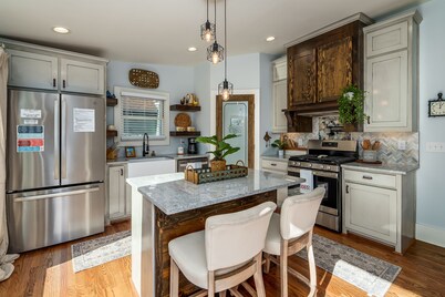 Private Pool & Hot-tub! Walk Downtown; Large Porch; King Beds; Spacious