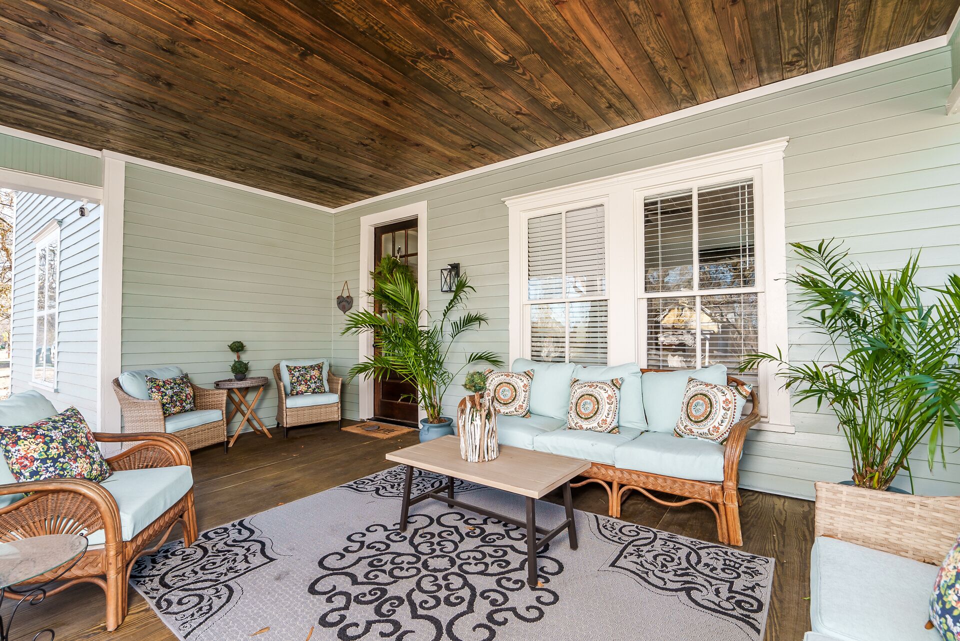 Walk Downtown; Historic Home; Hot tub, Fire Pit, Porches, King Beds