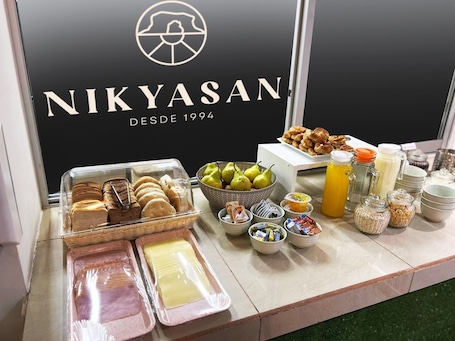 ๋งค์ผ ๋ทํ ๋ฌด๋ฃ ์์นจ ์์ฌ ํฌํจ