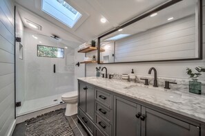 Shower, towels, shampoo, toilet paper - Modern Cabin, Great View, Pet-Friendly, Close to town (Hiawassee)