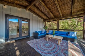 Terrace/patio - Modern Cabin, Great View, Pet-Friendly, Close to town (Hiawassee)