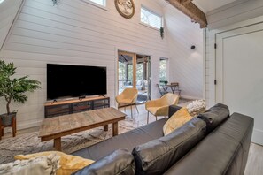 Smart TV - Modern Cabin, Great View, Pet-Friendly, Close to town (Hiawassee)