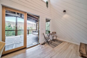 Interior - Modern Cabin, Great View, Pet-Friendly, Close to town (Hiawassee)