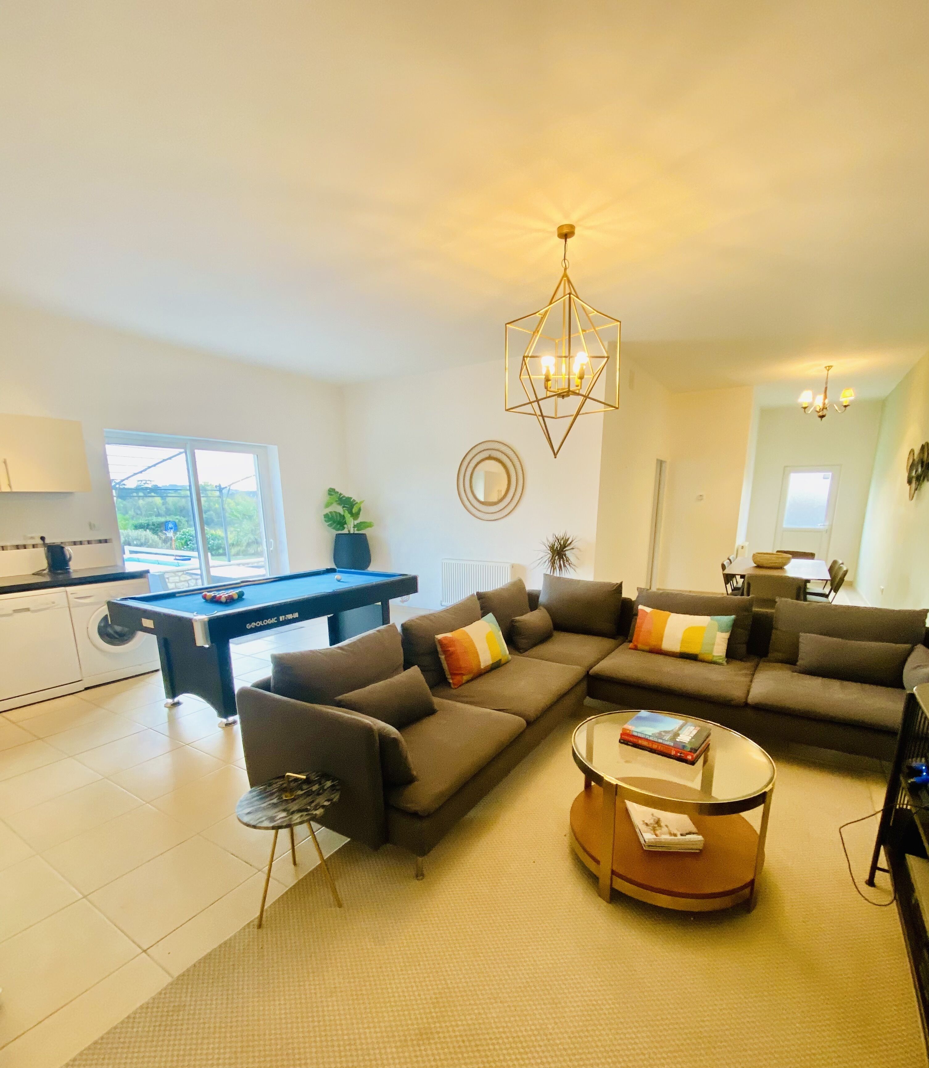 TV connectée, cheminée, jeux vidéo, table de tennis de table