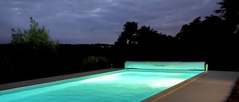 Una piscina al aire libre, una piscina climatizada