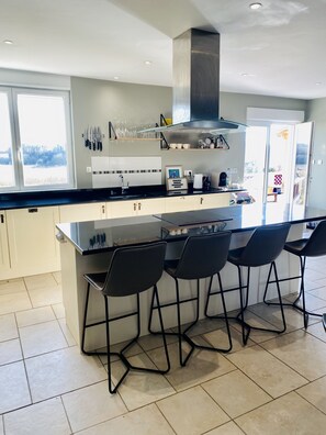 Réfrigérateur, four à micro-ondes, un four, surface de cuisson