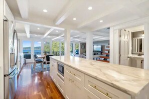 Interior - Seattle’s Best Kept Secret • Lake Views + Central Locale (Seattle)