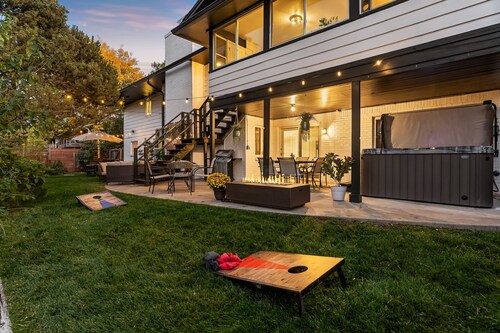 Sleeps 20, Hot Tub, 20mins to Denver/Red Rocks,  1.5hrs to skiing/mountains