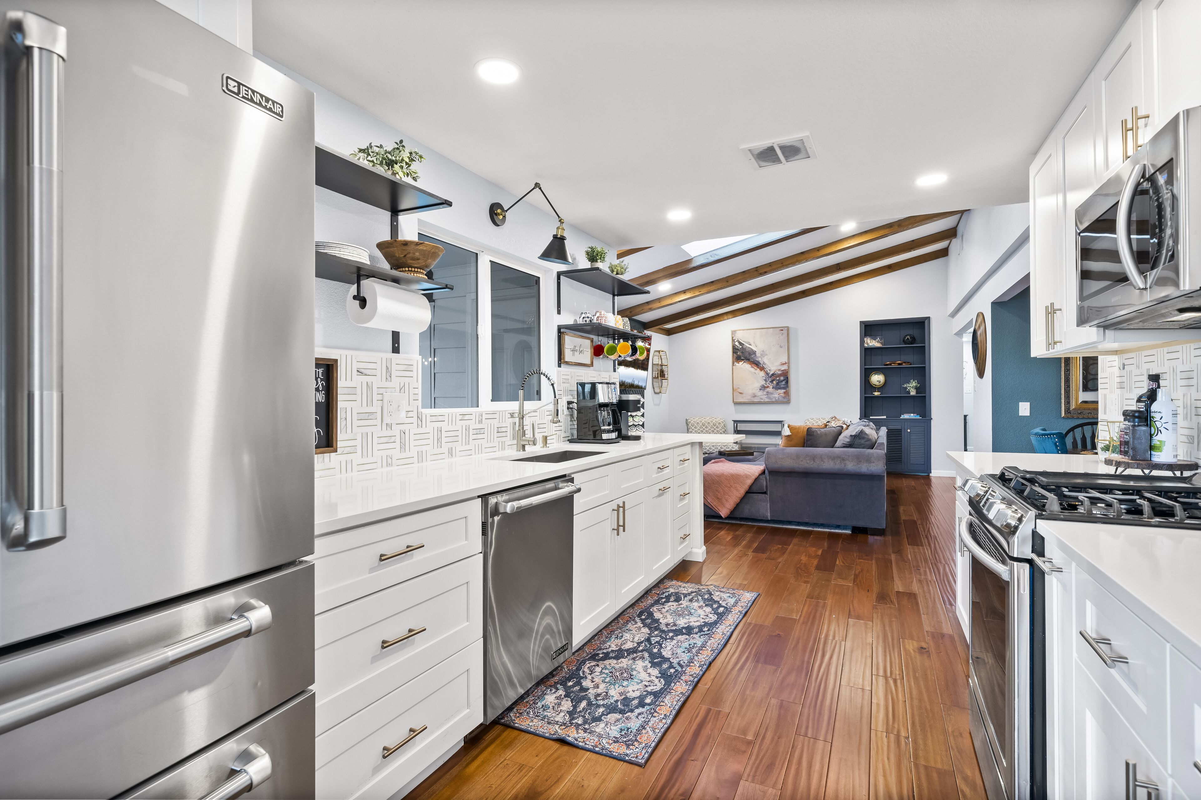 Jääkaappi, mikroaaltouuni, uuni, liesi