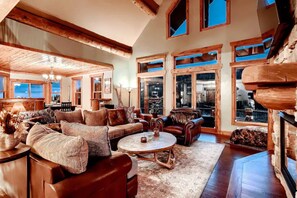 Älytelevisio, takka, DVD-soitin, kirjoja