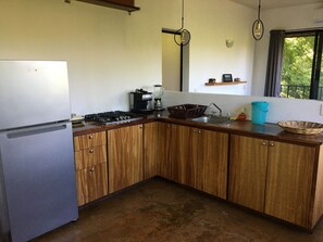 Comfort Apartment, 1 Queen Bed with Sofa bed, Garden View | Private kitchen | Fridge, espresso maker, blender, cookware/dishes/utensils - Centro Sati Bungalows (San Pedro Pochutla)