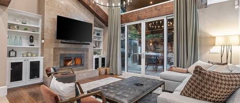 TV connectée, cheminée, lecteur de DVD, chaîne hi-fi