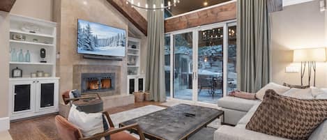 Smart TV, chimenea, reproductor de DVD y estéreo