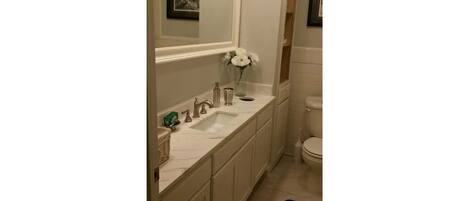 Suihku, pyyhkeet, saippua, sampoo