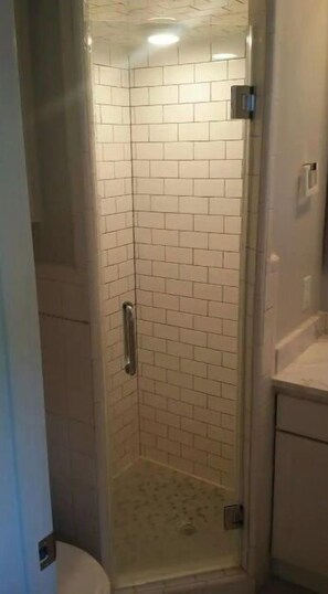 Dusche, Handtücher, Seife, Shampoo