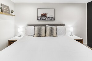 3 bedrooms, WiFi - Modern Retreat Near Old Town (Scottsdale)